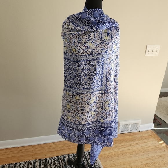 Stella & Dot Blue Patterned Women's Wrap with corner tassels - Picture 3 of 6